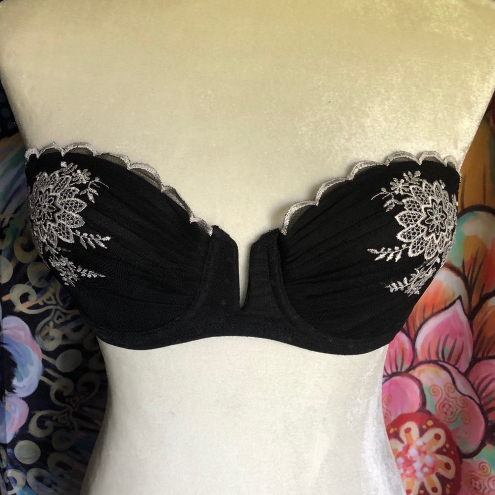 Beautiful Black Strapless Bra with Embroidery
